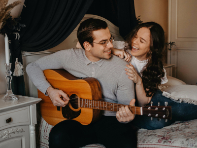 Cours particulier de guitare à domicile à marseille 6 7 8 9 - from Unsplash